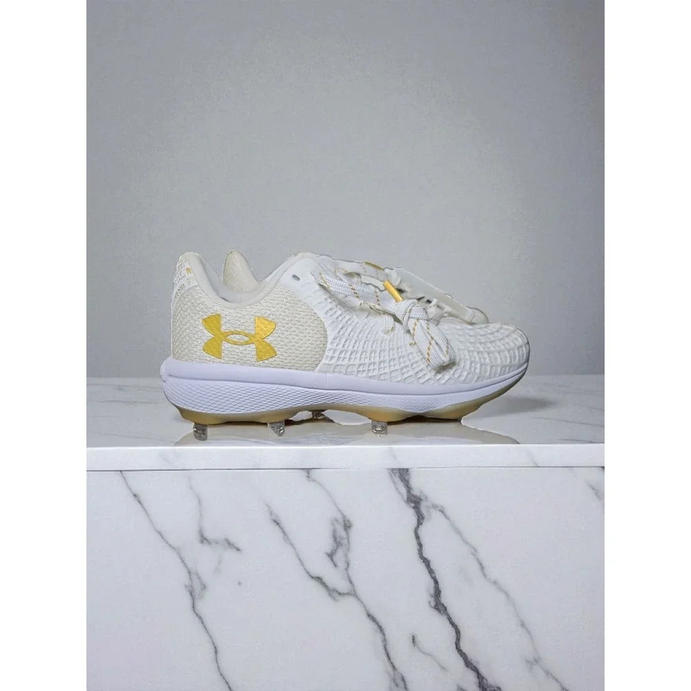 Under Armour Women's Charged Softball‎ Cleats White Gold Athletic Shoes sz 6